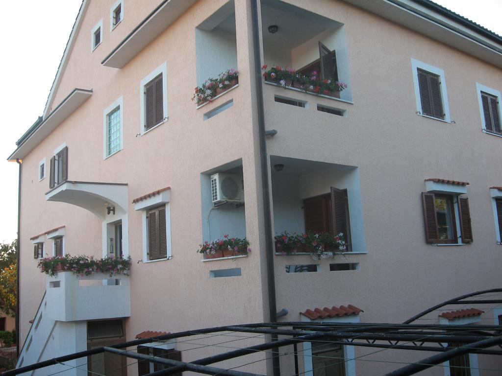 Apartments Lavanda 1 Njivice Exterior photo