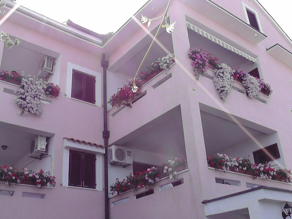 Apartments Lavanda 1 Njivice Exterior photo